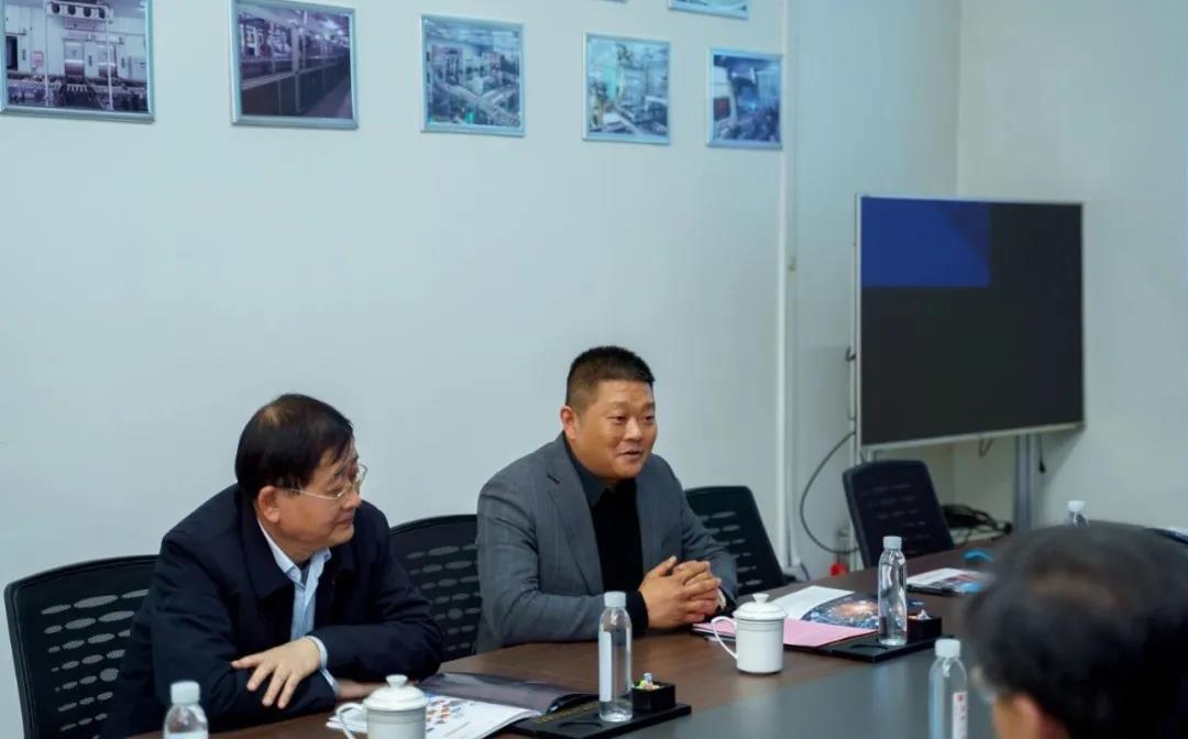 蘇州市人大常委會(huì)副主任沈國芳一行走訪調(diào)研蘇州冠科工業(yè)設(shè)備有限公司 蘇州市人大常委會(huì)副主任沈國芳一行走訪調(diào)研蘇州冠科工業(yè)設(shè)備有限公司